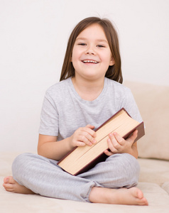 小女孩读一本书