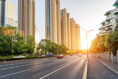 空荡荡的街道，在现代化的城市