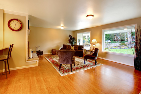 优雅的暖色家具的客厅，宽大的窗户