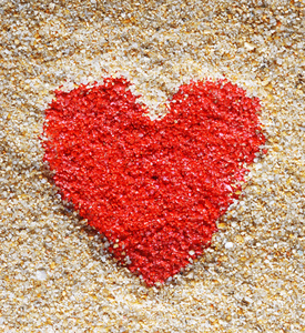 红色的心签在黄砂