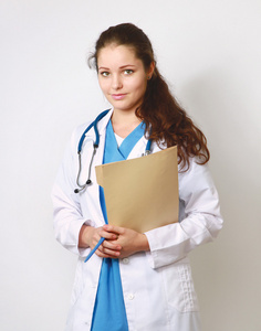 一幅肖像的一名女医生拿着一个白色衬底上的文件夹