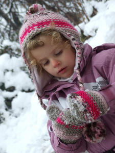 一个美丽的年轻女孩开心玩雪