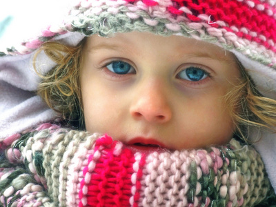 一个美丽的年轻女孩开心玩雪