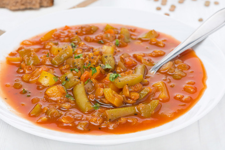 辣番茄汤配绿色小扁豆和蔬菜，特写