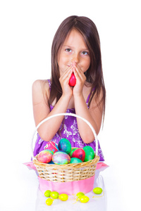 篮子里装满多彩鸡蛋的小女孩