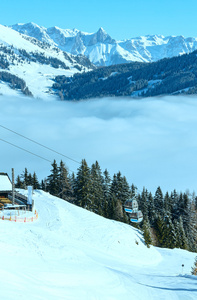 冬天阳光山和滑雪缆车