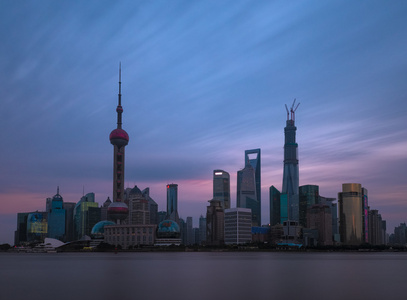 在日落时上海的天际线