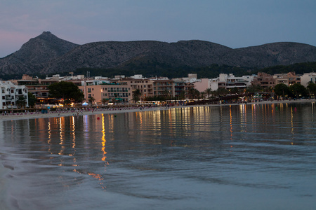 中贝尼多姆在马略卡岛上的晚上时间海滩