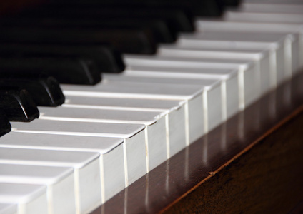 旧钢琴键密切联系的影子