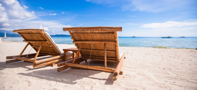 海滩度假热带海滩上的木椅