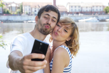 情侣用手机拍照