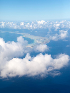 波利尼西亚。透过云层可以看到海洋中的环礁。鸟瞰图。