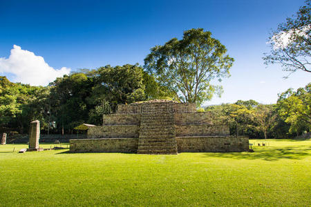 在前哥伦比亚城市科潘，洪都拉斯，一个古老金字塔的蓝天日