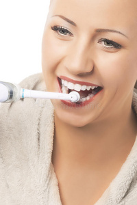 口腔卫生概念白人女性现代电动牙刷刷牙