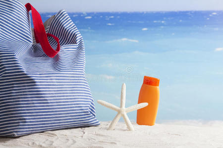 带海滩配件的沙滩包
