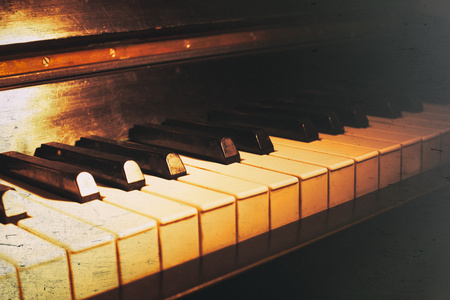 旧钢琴键盘图片
