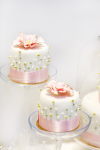 婚礼蛋糕的奶油色和粉红色的珍珠