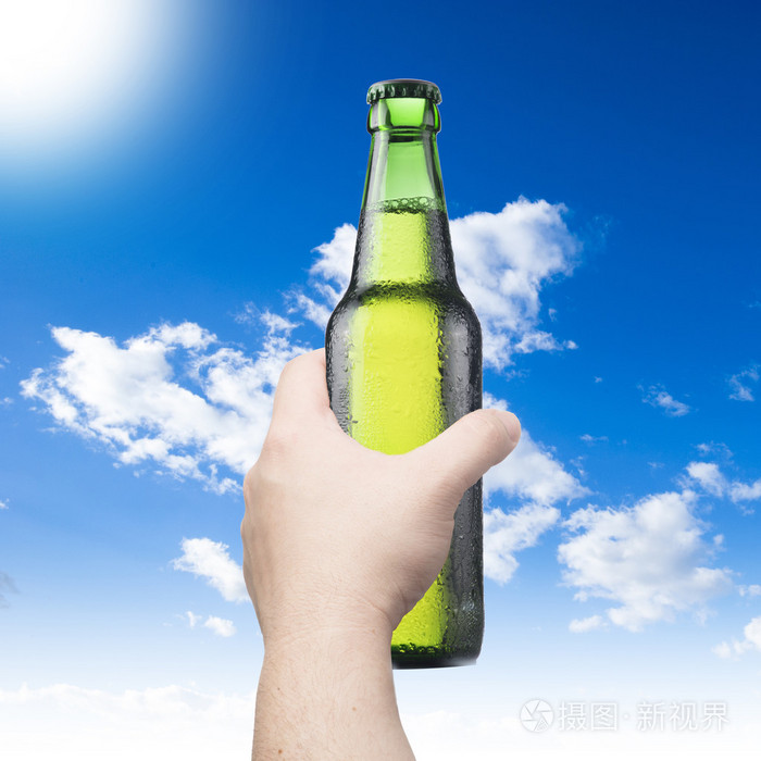 手拿着啤酒瓶照片-正版商用图片1emao6-摄图新视界