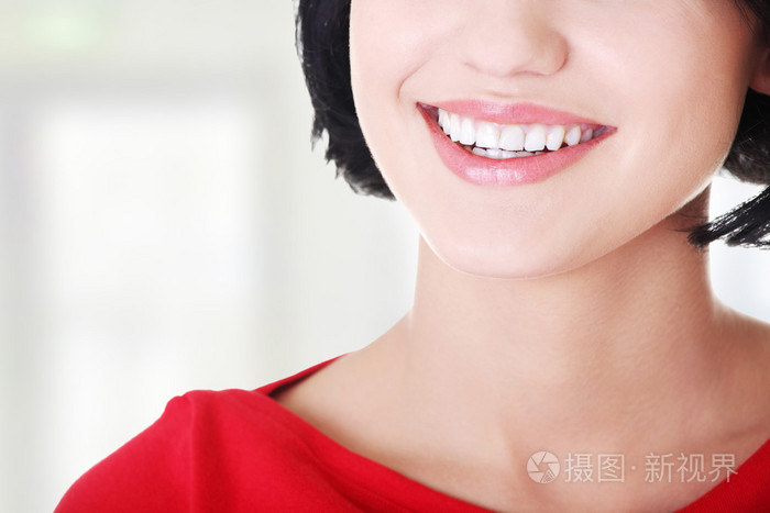 她完美的直白牙的女人