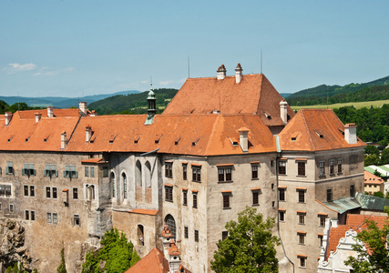 古老的城堡，在背景夏日风景