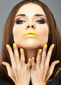 黄色的嘴唇和指甲的女人