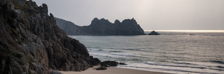 全景景观的多岩石的海岸线，日出时