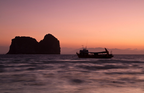 在 koh ngai 岛泰国海滩的日落