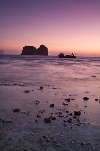 在 koh ngai 岛泰国海滩的日落