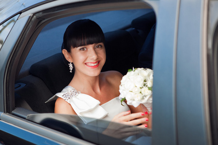 新娘在婚礼车的肖像