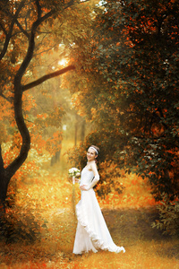 秋天的森林上的新娘