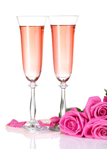 有眼镜和孤立的白色衬底上的粉红玫瑰粉红色酒的组成