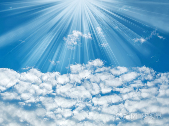 蓝蓝的天空与太阳光线和云 自然背景