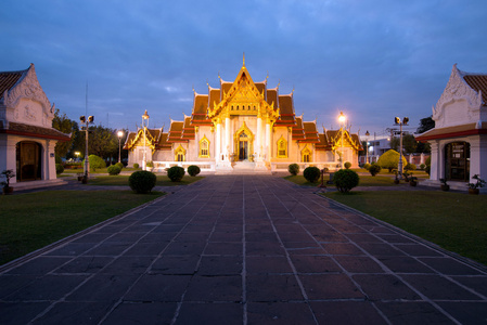 在黄昏时分，主要的旅游景点，曼谷，泰国大理石寺 benchamabophit dusitvanaram