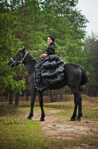 穿着装束，骑在马背上的女孩