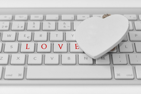 键盘上的白心。爱情观