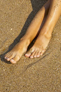 女人的脚在沙滩上