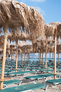 遮阳伞和日光浴浴床上 elafonissi 海滩，克里特岛，希腊