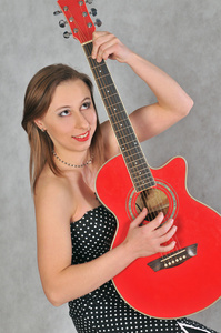 一个女孩扮演红色吉他上