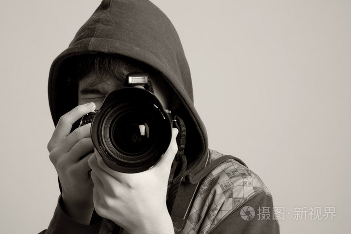 男摄影师用相机的肖像