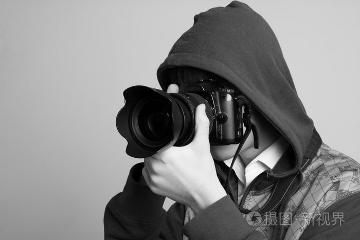 使用专业相机的摄影师的肖像