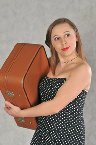 棕色复古手提箱的女孩