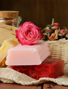 手工皂的一张小木桌上的玫瑰的香味