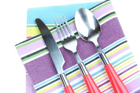 厨房餐具在彩色餐巾纸上的关闭图片