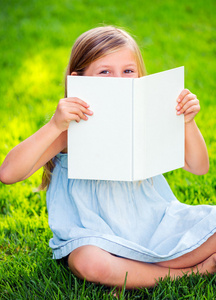 可爱的小女孩看书