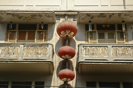 中国的灯笼挂在老建筑上