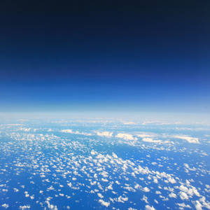 美丽的云天空视图从飞机的窗口