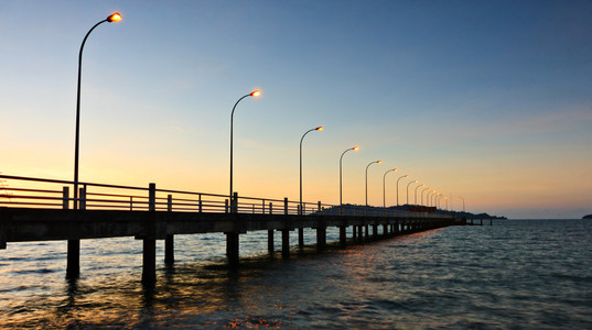 在马来西亚沙巴，婆罗洲，日落时分码头