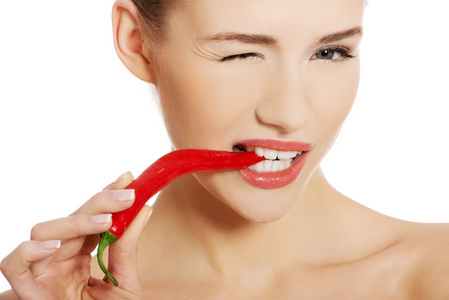 红辣椒在嘴里的女人