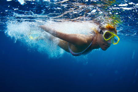 女人在清澈碧蓝的海水中浮潜