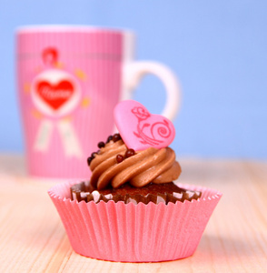 心和咖啡杯的巧克力蛋糕